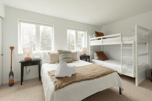 En eller flere senge i et værelse på 2-Level Home - Tremblant Mountain View - Fireplace