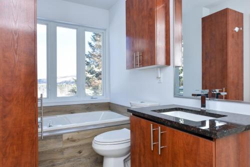 Et badeværelse på 2-Level Home - Tremblant Mountain View - Fireplace