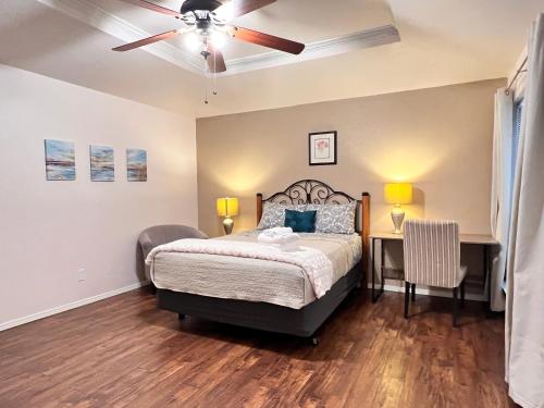 una camera da letto con un letto e un ventilatore a soffitto di Private Room in Carrollton a Carrollton