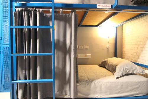 a bunk bed in a room with a bunk bedutenewayangering at The Moon Hostel Huahin in Hua Hin