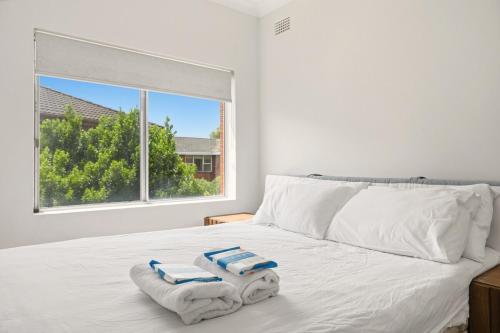 En eller flere senge i et værelse på Hillsdale Affordable Cottage