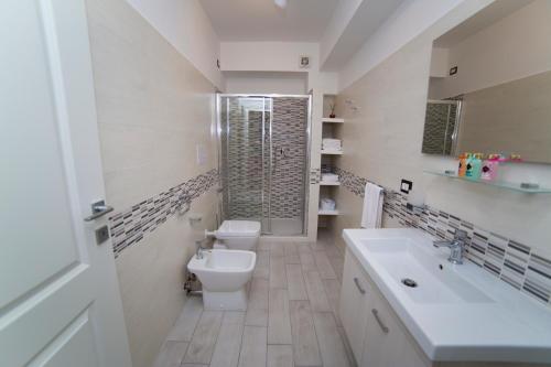 Ένα μπάνιο στο B&B A due Passi dal Mare