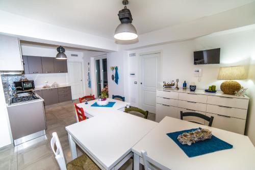 Η κουζίνα ή μικρή κουζίνα στο B&B A due Passi dal Mare