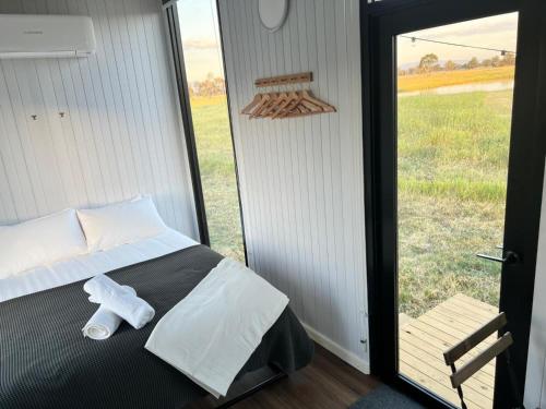 En eller flere senge i et værelse på Billy Button by Tiny Away