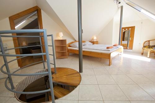 Postel nebo postele na pokoji v ubytování Zoli Apartmanok-Adri Kölcsey 32