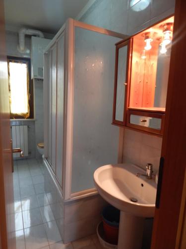 A bathroom at Sangro Apartment