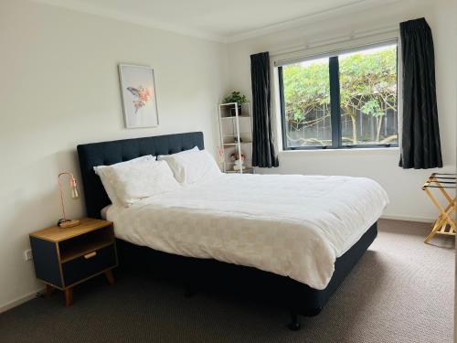 een slaapkamer met een groot bed en een raam bij Convenient in Cambridge in Cambridge