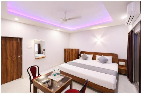 Ένα ή περισσότερα κρεβάτια σε δωμάτιο στο Hotel Rylvish Blue Inn Sagar Suite Near Jagannath Temple- Free Parking & Lift - Best Superior Hotel IN Puri