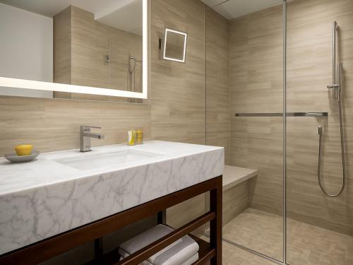 Et badeværelse på The Quin, a Hilton Club NEW YORK - STUDIO STD