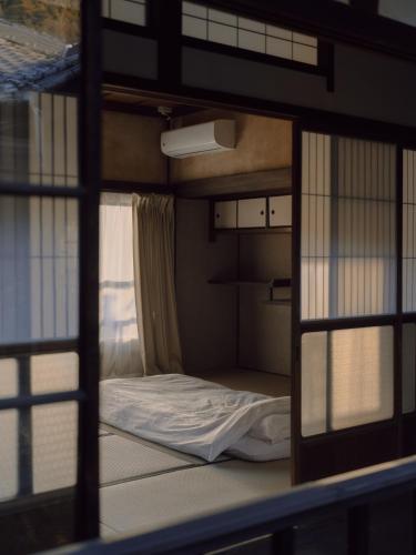 a view of a bunk bed through a window at 千秋楽 in Tamano