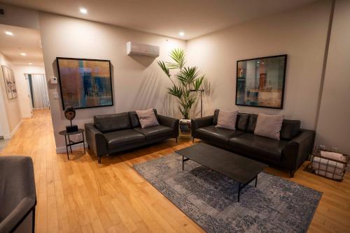 Χώρος καθιστικού στο 206 - Bright Modern Condo - Pool and River View