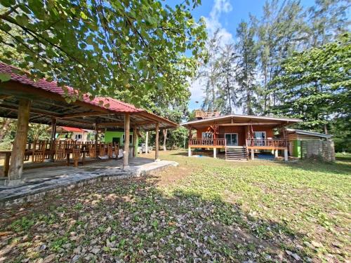 une image d'une maison avec une cour dans l'établissement Mor Aud Sriboya Home 2, à Ko Siboya