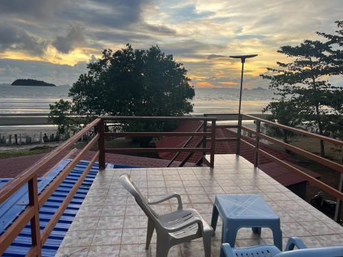 un balcon avec des chaises et une table et l'océan dans l'établissement Mor Aud Sriboya Home 2, à Ko Siboya