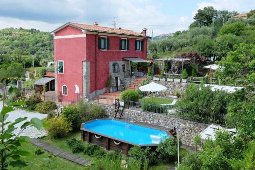 dom z basenem przed nim w obiekcie Luci sul Golfo w mieście La Spezia