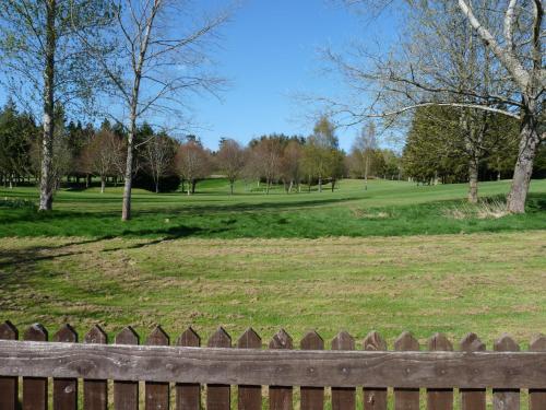 un parque con una valla y un campo con árboles en Cosy Twin Room in Brecon, en Brecon