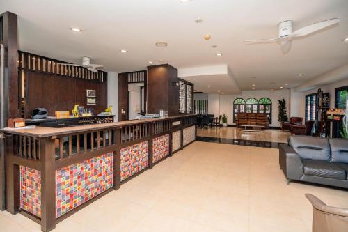 um átrio com um bar e um restaurante em Ratana Hotel Chalong em Rawai Beach