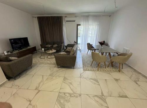 een woonkamer met een bank en een tafel bij Grands appartement 3 chambres à résidence Valmascort, Annaba in Annaba