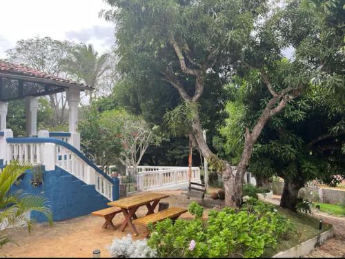 a picnic table and a tree in a yard at Recanto Cravo & Canela in Meruoca
