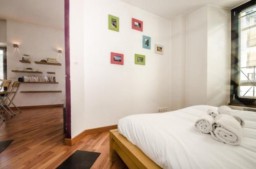 1 dormitorio con 1 cama con toallas en Cocoon, en Chamonix-Mont-Blanc