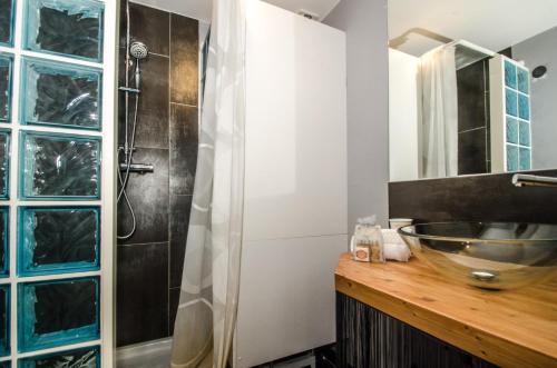 y baño con lavabo y ducha. en Cocoon, en Chamonix-Mont-Blanc