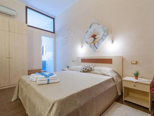 een slaapkamer met een bed met handdoeken erop bij Il Borgo House in Cagliari