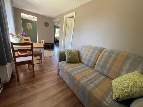 een woonkamer met een bank en een tafel bij Lebensfreude in Niederdorla