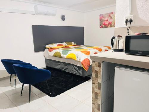 Giường trong phòng chung tại Vegas guest house