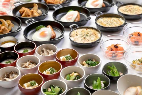 uma mesa cheia de pratos de comida em tigelas em 天然温泉 越前の湯 御宿野乃福井 em Fukui