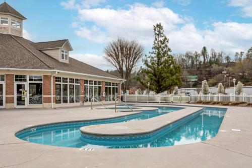 LeConte Hotel & Convention Center, an Ascend Collection Hotel — Swimming pool