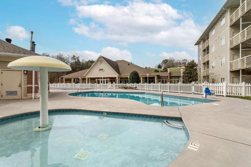 a swimming pool in a courtyard with a building at LeConte Hotel & Convention Center, an Ascend Collection Hotel in Pigeon Forge