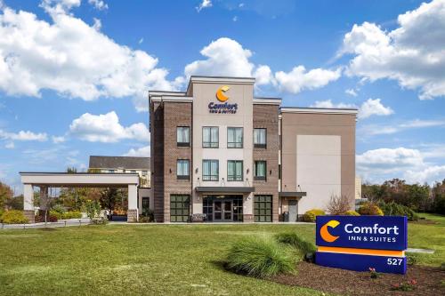 a front view of a hotel with a sign in front at Comfort Inn & Suites Florence Center Area in Florence