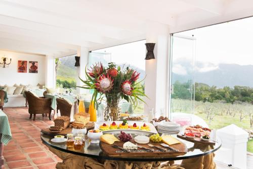 einen Tisch mit Essen darauf im Wohnzimmer in der Unterkunft Galenia Estate in Montagu