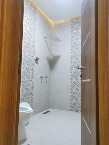 un bagno con doccia e WC di Sand Paradise a Badīyah