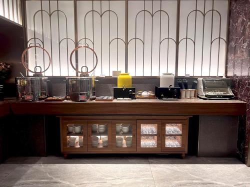 een balie in een restaurant met aasteryasteryasteryasteryasteryasteryasteryasteryasteryasteryastery bij Mercure Anyang Downtown in Anyang