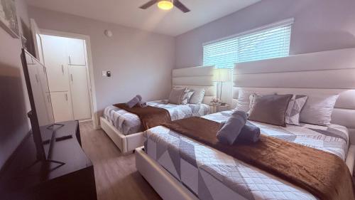 Postel nebo postele na pokoji v ubytování Oneluxstay Near Redondo Beach