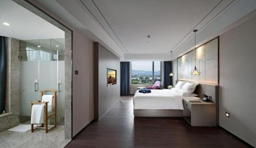 Ένα ή περισσότερα κρεβάτια σε δωμάτιο στο Xiamen Seashine Lakeview Hotel