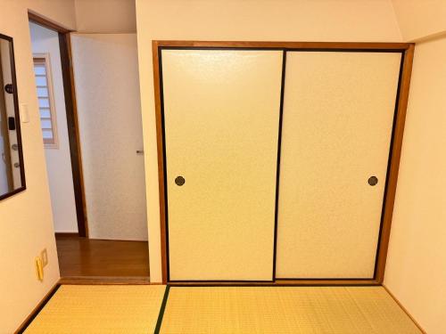 een kamer met twee glazen deuren in een kamer bij Ikoi no Ie - Vacation STAY 61480v in Kyoto