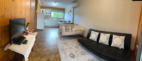 TV a/nebo společenská místnost v ubytování Marlo Tide Retreat