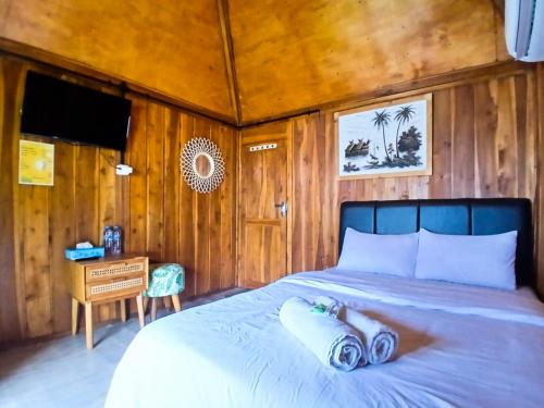 Postel nebo postele na pokoji v ubytování Homestay Klasik Desa Wisata Kasongan RedPartner