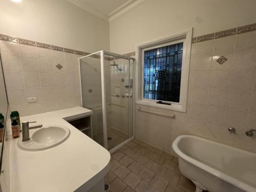 Et badeværelse på Lincoln Cottage Motor Inn