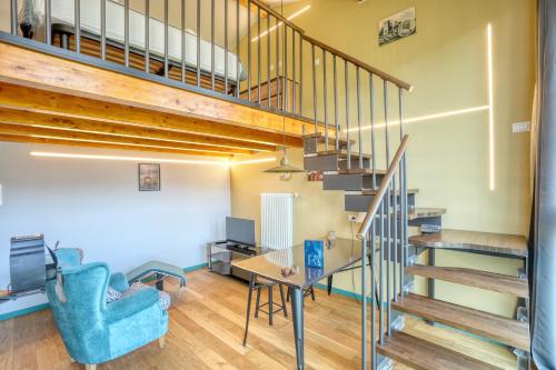 een loft met een bureau en een trap bij La Casetta di Renzo e Lucia in Olginate