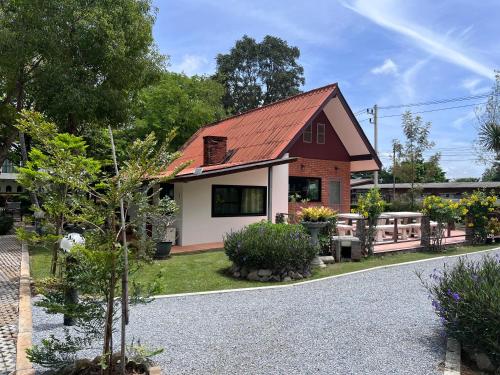 een klein huisje met een rood dak bij Bann Kieng Kiri in Mu Si