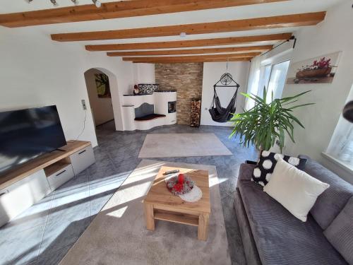 een woonkamer met een bank en een salontafel bij Zoe's Ferienwohnung in Tulfes