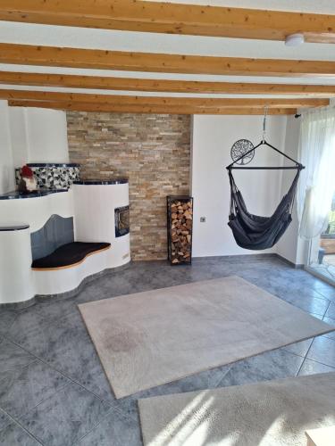 een woonkamer met een hangmat aan een bakstenen muur bij Zoe's Ferienwohnung in Tulfes