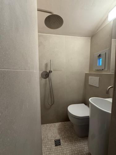 un bagno con doccia, WC e lavandino di BORGO COMPAGNIA Porta Fredda a Castiglion Fibocchi
