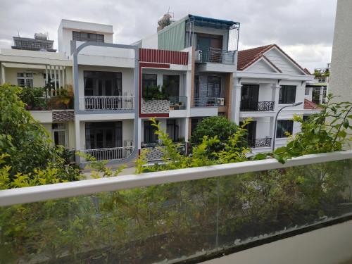 una fila di case con balconi su un ponte di Phòng ngủ riêng khép kín a Nha Trang