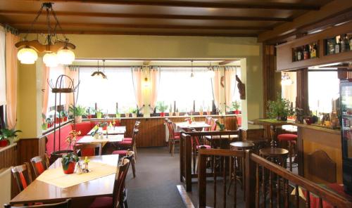 Hotel Brockenstübchen tesisinde bir restoran veya yemek mekanı