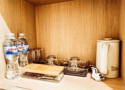 un bancone della cucina con una bottiglia d'acqua e un contenitore di Laksika Place Khao Rang a Phuket