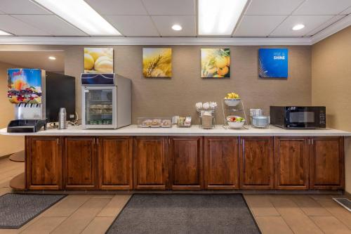 een lobby met een balie met koelkasten en apparaten bij Comfort Suites Near Six Flags Magic Mountain in Stevenson Ranch