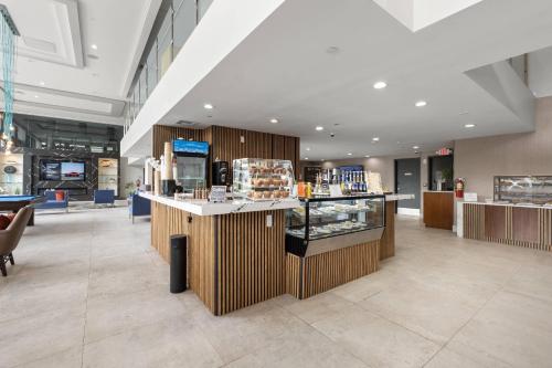 een winkel met een balie in het midden van een gebouw bij Cambria Hotel Orlando near Universal Theme Parks in Orlando